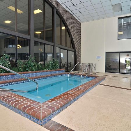 Best Western Angus Inn Great Bend Εξωτερικό φωτογραφία