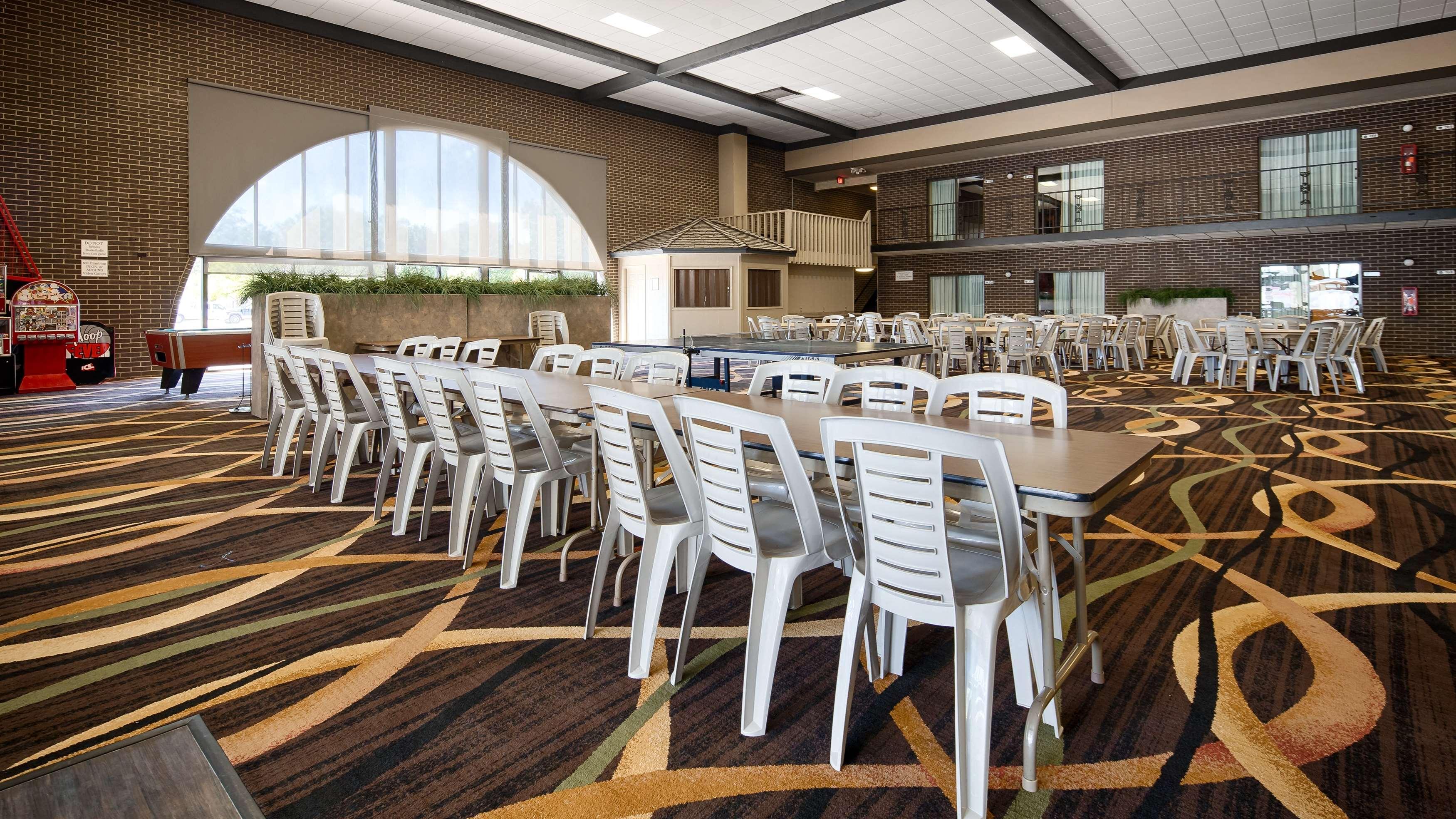 Best Western Angus Inn Great Bend Εξωτερικό φωτογραφία
