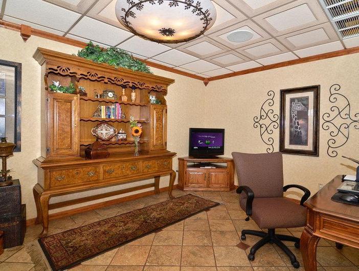 Best Western Angus Inn Great Bend Εξωτερικό φωτογραφία